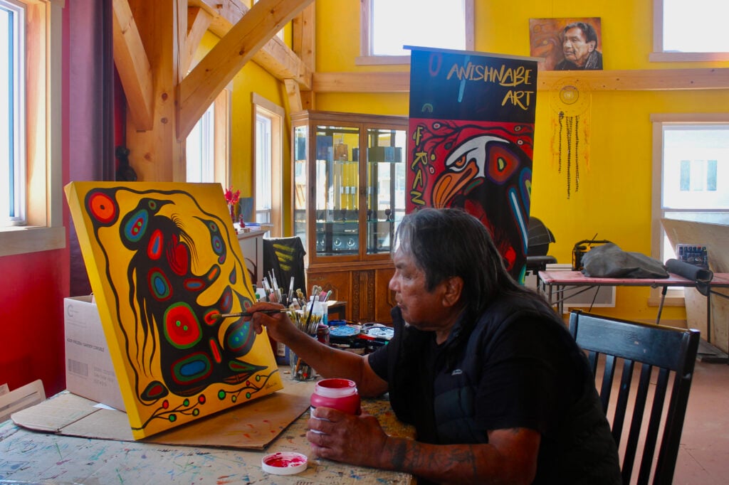 Frank Polson, un artiste anicinabe, à l'oeuvre. Il peint des œuvres de type Woodland. Il est possible, sur rendez-vous, de visiter son atelier en Abitibi-Témiscamingue.